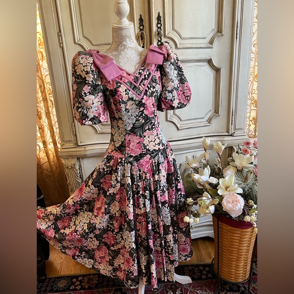 ❤️PRINCESS FLORAL DRESS, PUFF SLEEVES DROPPED WAIST VINTAGE 1980’s SZ 6 LIKE NEW - Picture 6 of 11